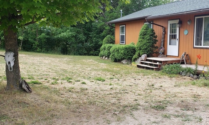 Charlevoix Casa | Penny's Place Near the Lake- Quiet Rural House, Conviently located with big yard