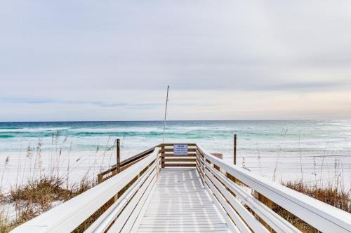 Pensacola Beach Apartamento | Pensacola Beach Condo with Patio and Access to Beach!