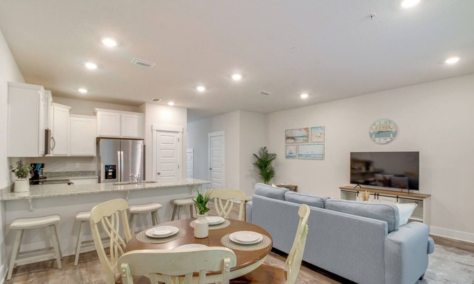 Pine Forest Casa | Pensacola Retreat w/ Pool Access, 20 Mi to Beach