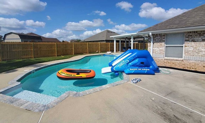 Northwest Pensacola Casa | Pensacola Suburbs 🏊 inground salt water pool. Guests with large 👪 families.