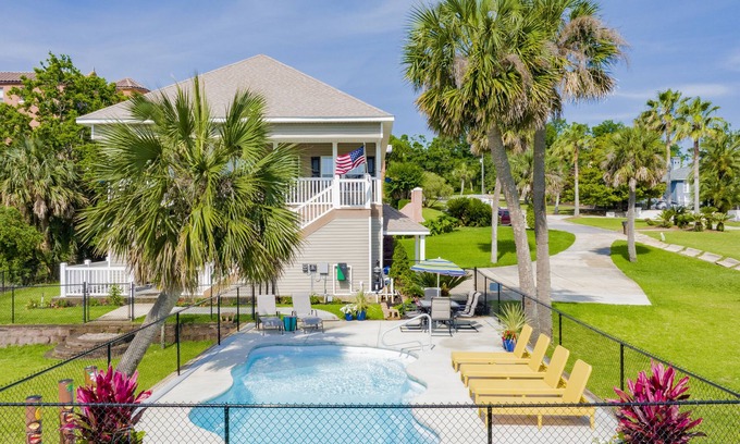 Southeast Pensacola Casa | Pensacola Waterfront/Pier Boat Dock Private Heated Pool, 5 Minutes to Downtown