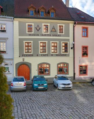 Loket Casa | Pension Masonic House