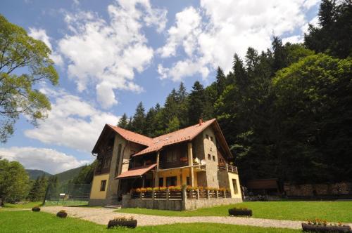 Lunca Bradului Casa | Pensiunea Denisa