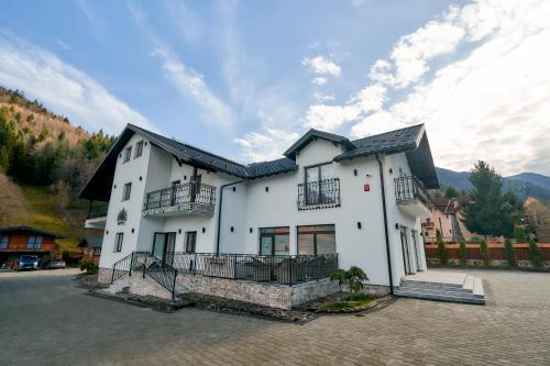 Moisei Casa | Pensiunea Paradisul Verde
