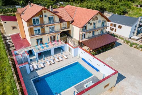 Pojejena Casa | Pensiunea Petra- Clisura Dunarii