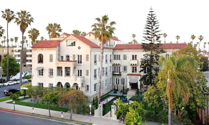 Wilshire Montana Casa | Penthouse 2A at Palihouse Santa Monica, Minutes to Santa Monica Pier Aquarium!