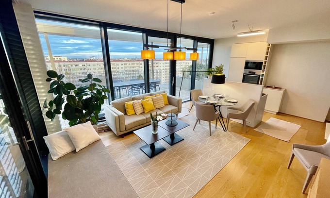 Vienna Apartamento | Penthouse apartment with car parking and easy metro access / free gym available