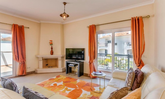 Canada Apartamento | Penthouse Apt with Sea and Country Views by Cara Rentals