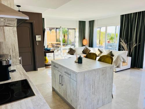 Elviria Apartamento | Penthouse au calme avec vue mer nature environnante et très grandes terrasses
