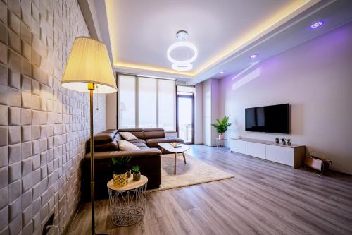 Tractorul Apartamento | Penthouse Chic by Landev