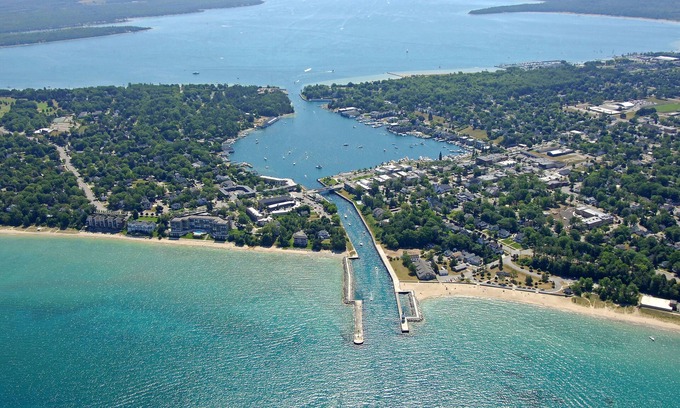Charlevoix Condominio | Pine River Condos en el canal en el centro de Charlevoix- Unidad 6 en el piso superior