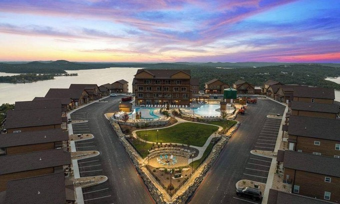 Kimberling City Condominio | Penthouse Condos with Panoramic Lake Views!