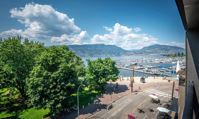 Kelowna Central Business District Condominio | Penthouse Condo with vaulted ceiling on the Lakefront Downtown Kelowna