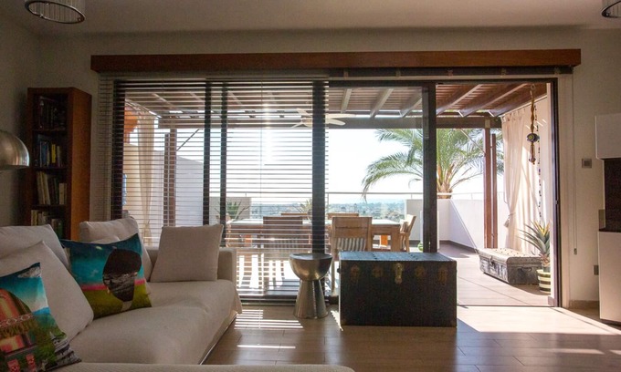 Oroklini Apartamento | Inmaculadamente limpio ático mediterráneo dúplex con vistas al mar