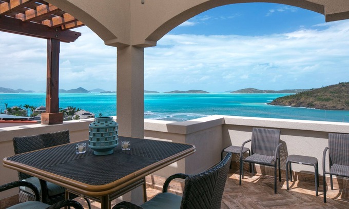 Estate Enighed Condominio | Penthouse King Suite! ¡Completamente remodelado en 2018! Reserva con todas las comodidades!