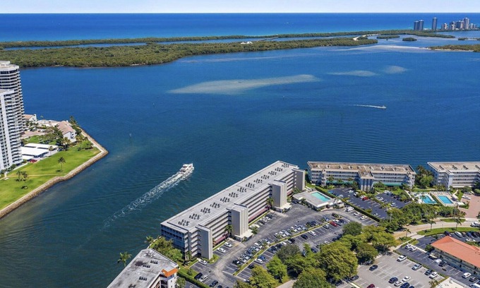 North Palm Beach Condominio | Penthouse Lake Worth Waterfront Condo with Panoramic Views & Large Covered Porch