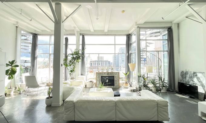 Gastown Condominio | Penthouse loft with deck, rooftop and fireplace in historic Gastown, Vancouver.