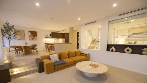 Spring Hill Apartamento | Penthouse - Luxury 2 Storey -3 Bedroom Sky home!