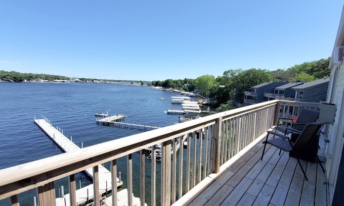 Arnolds Park Condominio | Penthouse Suite, gorgeous West Lake Okoboji views, 1 BDRM above shopping center