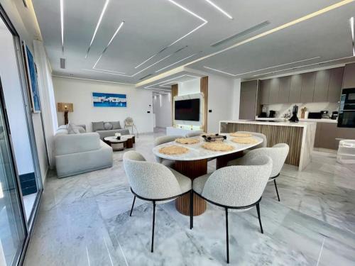 Malabata Apartamento | Penthouse Ultra Modern - Jacuzzi, Terrace & BBQ