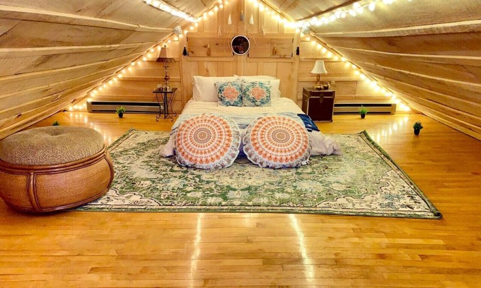 Doniphan County Cabina | Penthouse w/ Boho Loft, Jacuzzi, + Balcony -3 bdrm