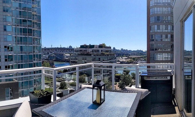 West Side Condominio | Penthouse with 3 decks w/ water views on Beach /Seawall