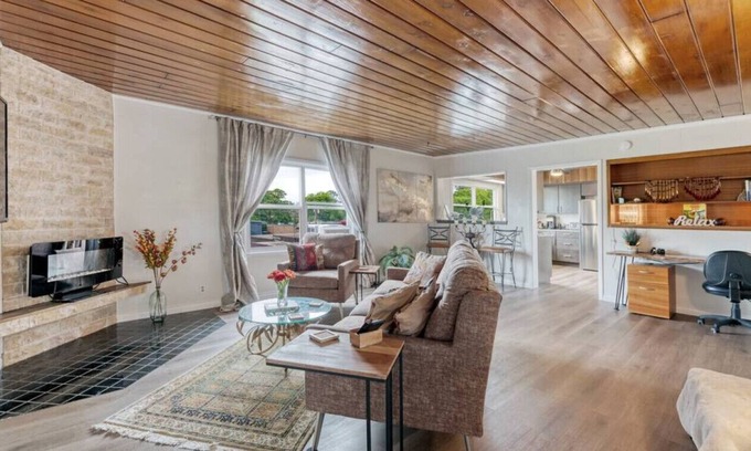 West Eugene Apartamento | Penthouse with Private Balcony