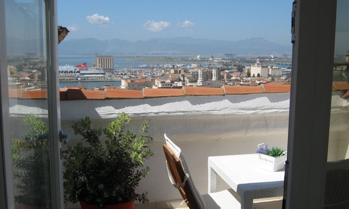 Cagliari Apartamento | ÁTICO TODO INCLUIDO CON TERRAZA Y POSIBILIDAD DE APARCAMIENTO WI FI