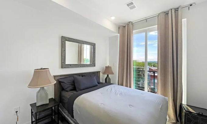 Kingman Park Cama Y Desayuno | Penthouse with Private Rooftop & Stunning Views