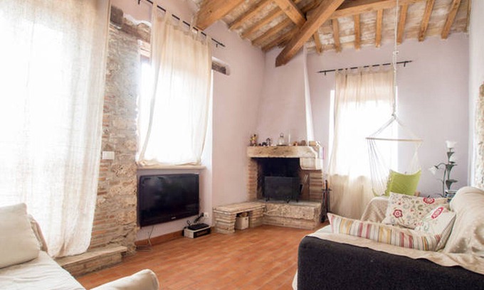 Castel di Tora Apartamento | Ático con chimenea y terraza con vistas al lago a 360 '