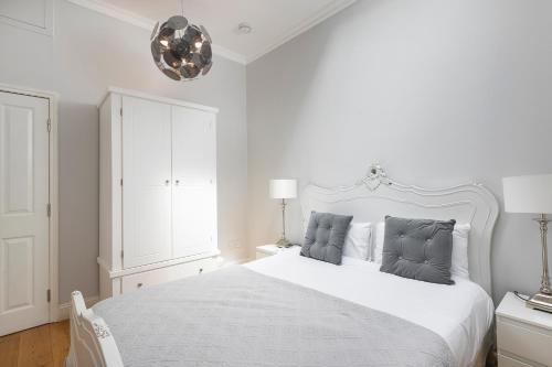 Pembridge Apartamento | PenthouseStays Notting Hill - Spacious 3 Bedroom King Bed Apartment - near Portobello Road & Kensington High Street