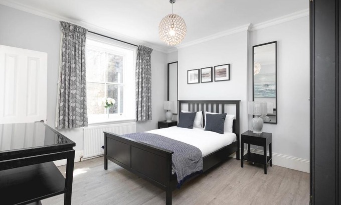 Pembridge Apartamento | PenthouseStays Notting Hill - Chic 2 Bedroom Apartment w/King Beds - near Portobello Road & Kensington High Street