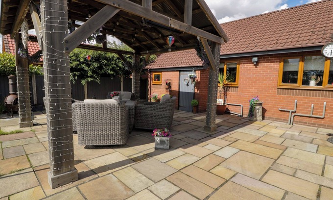 Acrefair Cabaña | PENTRE COUNTRY STUDIO, pet friendly, with hot tub in Chirk