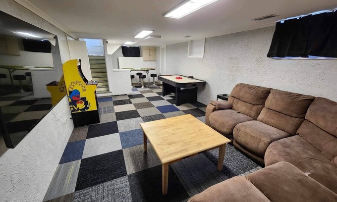 West Peoria Casa | Peoria Bradley Cozy Vacation Large Group Home w/Kitchen View