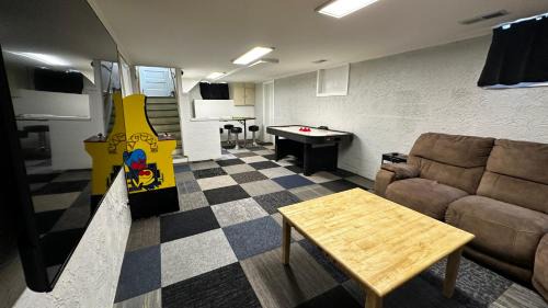 West Peoria Casa | Peoria Bradley Cozy Vacation Large Group Home with Kitchen View