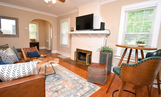 Peoria Heights Casa | Peoria Heights Petite Charmer- A Block From it All!!