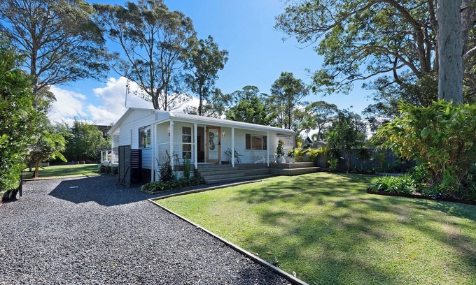 Erowal Bay Casa | Pepe: Charming coastal cottage, short stroll to the water of St Georges Basin