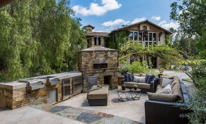 Cowan Heights Casa | Peppertree Canyon: 6BD 5.5BA Luxe Urban Winery