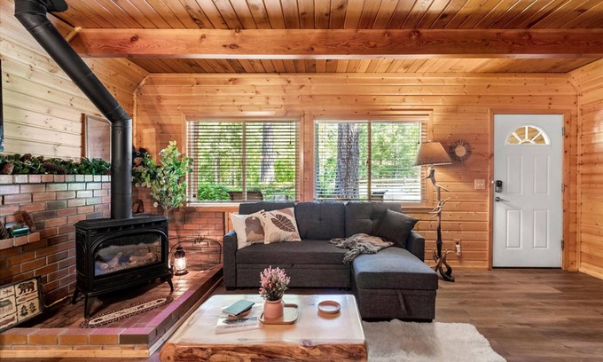 Paradise Estates Cabina | Perch - Antler House: Charming Cabin w/ Covered Hot Tub & Firepit!
