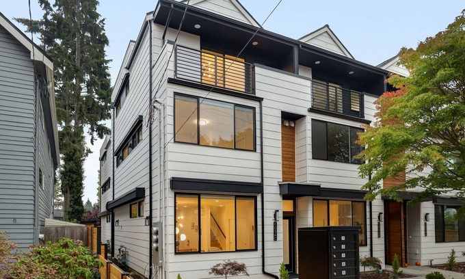 Whittier Heights Casa | Perch - Ballard Bliss: Great Ballard location! Spacious 3BR w/parking