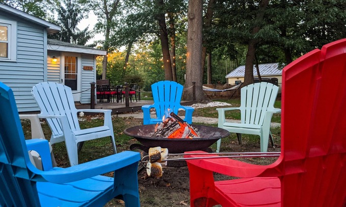 Spring Lake Casa | Perch Cottage l Kayaks, Firepit & Fun Just 5 Mins from Lakeside Beach!