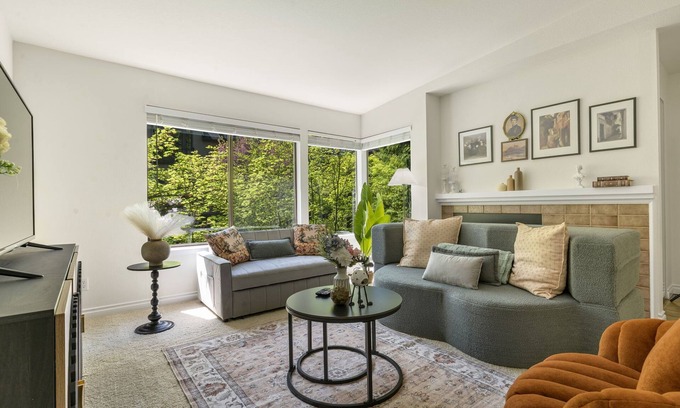 Northwest Bellevue Casa | Perch - Garden Villa Retreat, DT Bellevue 2BR Free Parking