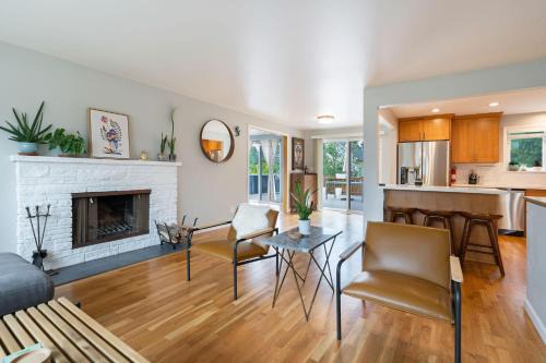 Shoreline Casa | Perch - Gathering Spot Upper