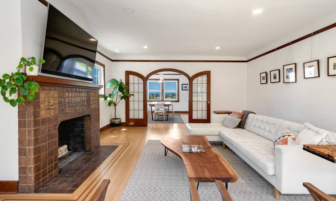 Phinney Ridge Casa | Perch - Phinney Ridge Vintage: Olympic mountain views