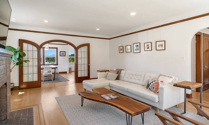Phinney Ridge Casa | Perch - Phinney Ridge Vintage Charm: Enjoy Stunning Olympic Mountain Views