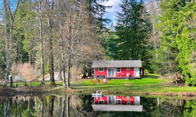 Paradise Estates Cabina | Perch - Ruby Lodge: Cozy Cabin w/ Hot Tub & King bed | Pet Friendly