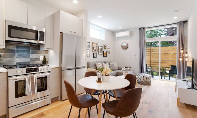 Wallingford Casa | Perch - Wallingford Place: Modern & Cozy Townhome w/ Parking & A/C