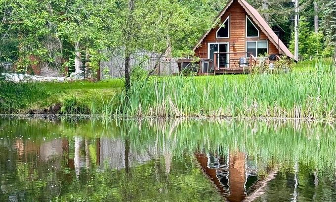 Paradise Estates Cabina | Perch - Waterfront A-Frame 2BR Cabin w/ Hot Tub and Stylish Design