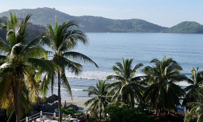 Playa la Madera Apartamento | Perched above Playa La Madera, breathtaking views, steps from "restaurant row"