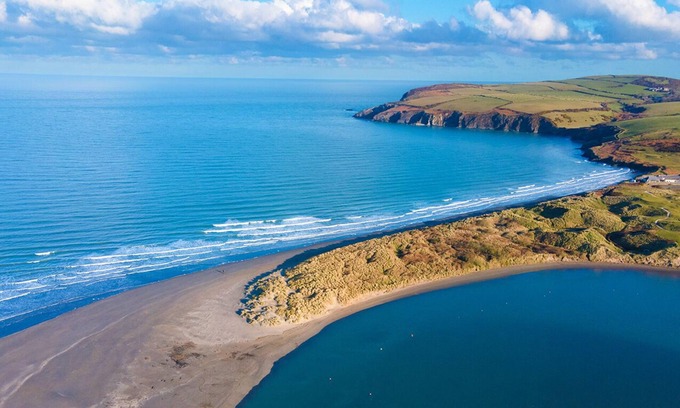 Dinas Cross Casa | Perci Penrhiw Bach, Holiday Home Cwm Yr Eglwys, Sleeps 4, 2 bedrooms, bathrooms
